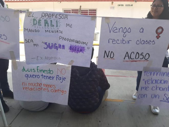 Entregan estudiantes pliego petitorio a rectoría de la Unicach