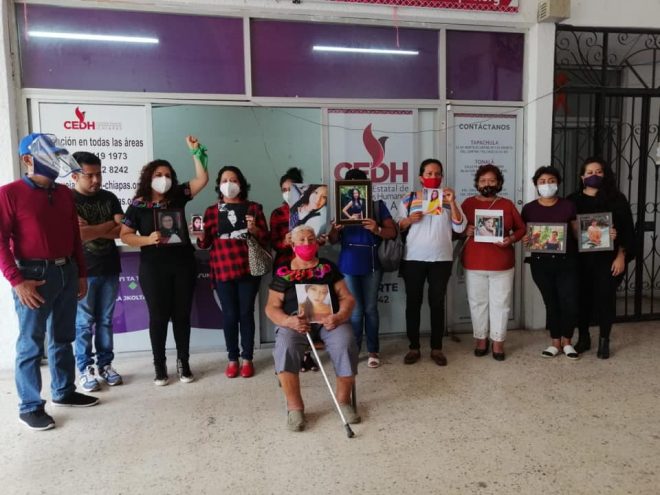 Feministas replican acciones en Chiapas, se manifiestan fuera de CEDH