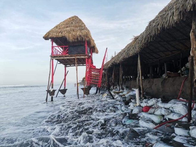 Mar de fondo crea crisis económica en playas de Tonalá