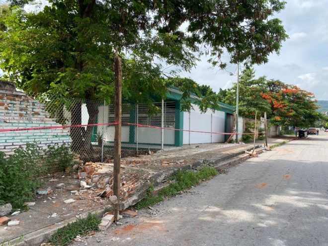 Sin atencin total, cae barda perimetral de escuela en Tuxtla dañada tras sismo 7S