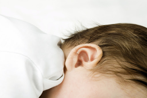 95 % de niñas y niños sordos nacen en familias oyentes