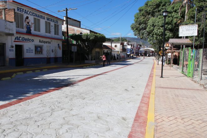 Una de las principales calles de Chiapa de Corzo es embellecida con nueva pavimentacin