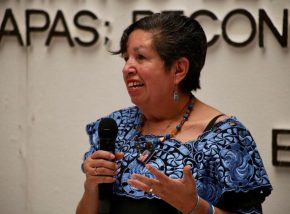 Entregan reconocimiento a la activista feminista Martha Figueroa Mier