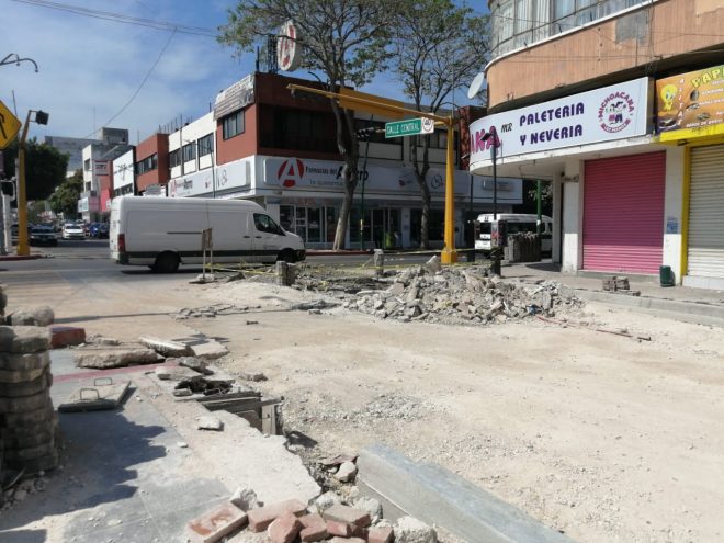 Trabajos en calle central de Tuxtla continúan, piden extremar precauciones ante accidentes