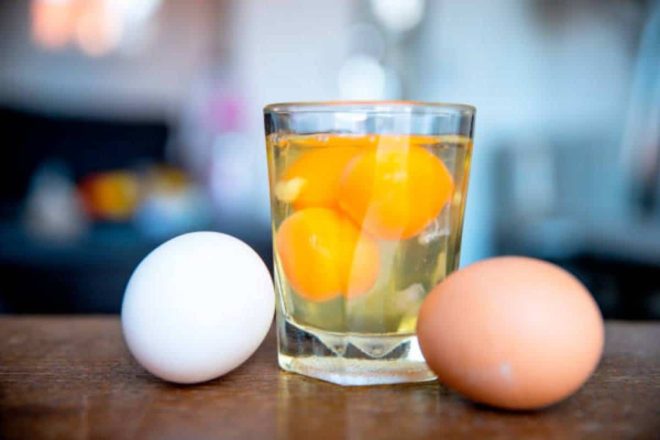 Ingerir huevos crudos puede provocar una intoxicación alimentaria
