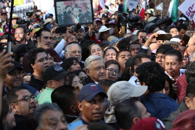 AMLO muestra músculo a la oposición: miles marchan junto a él al Zócalo