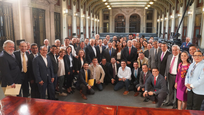 Unidad y trabajo continuo, pide AMLO a gobernadoras y gobernadores