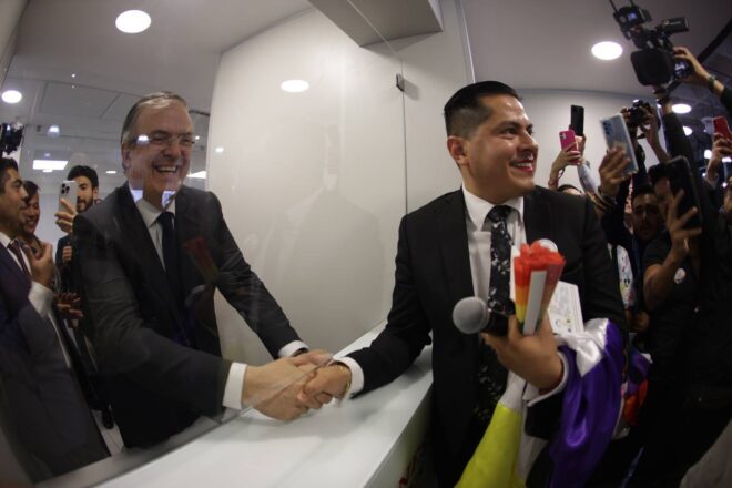 Gobierno de México expide primer pasaporte a persona con género no binario