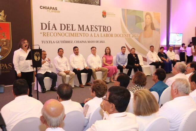 Docentes de Chiapas son reconocidos por su amplia trayectoria y servicio